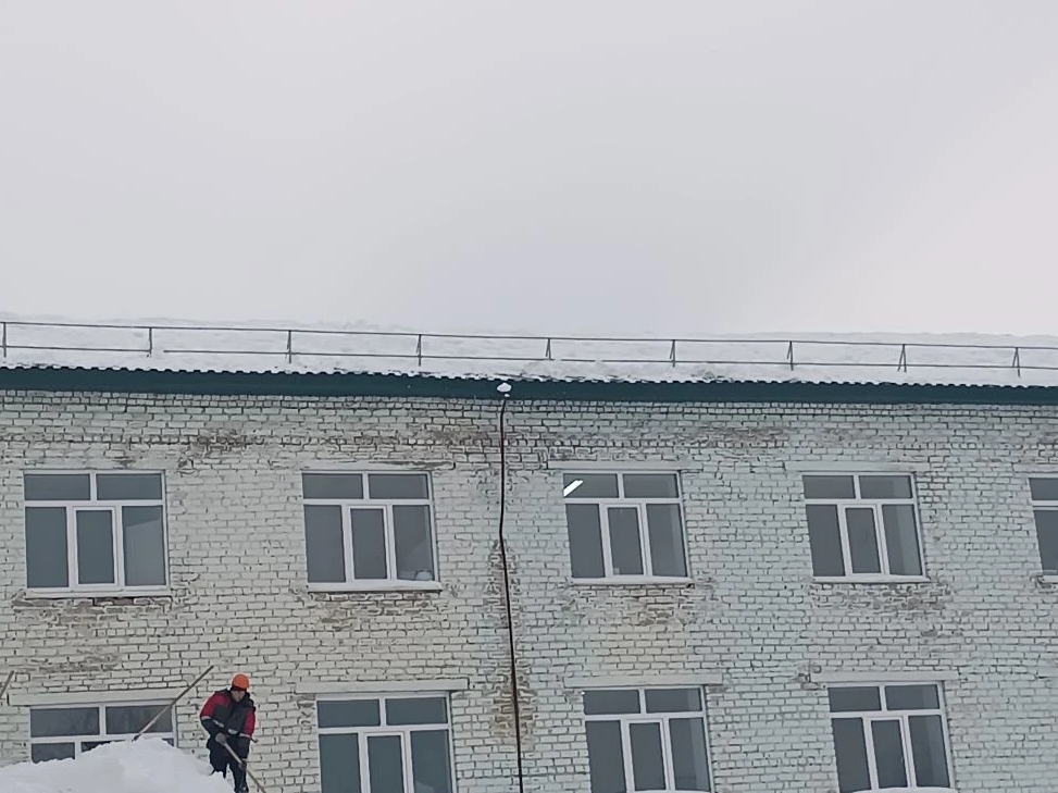 Убрали снег с крыш зданий!