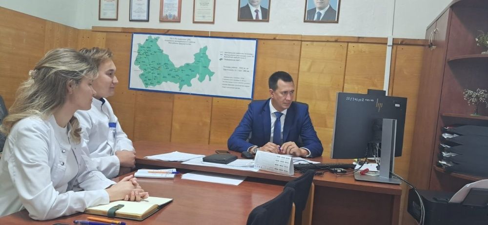 Главный врач провел очередное удаленное видеоселекторное совещание с заведующей поликлиникой и фельдшером ОМК