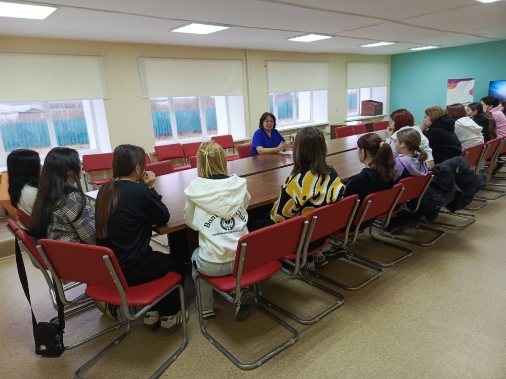 Фируза Раифовна, психолог, провела встречу для девочек ГБПОУ БСХПК с. Аскино