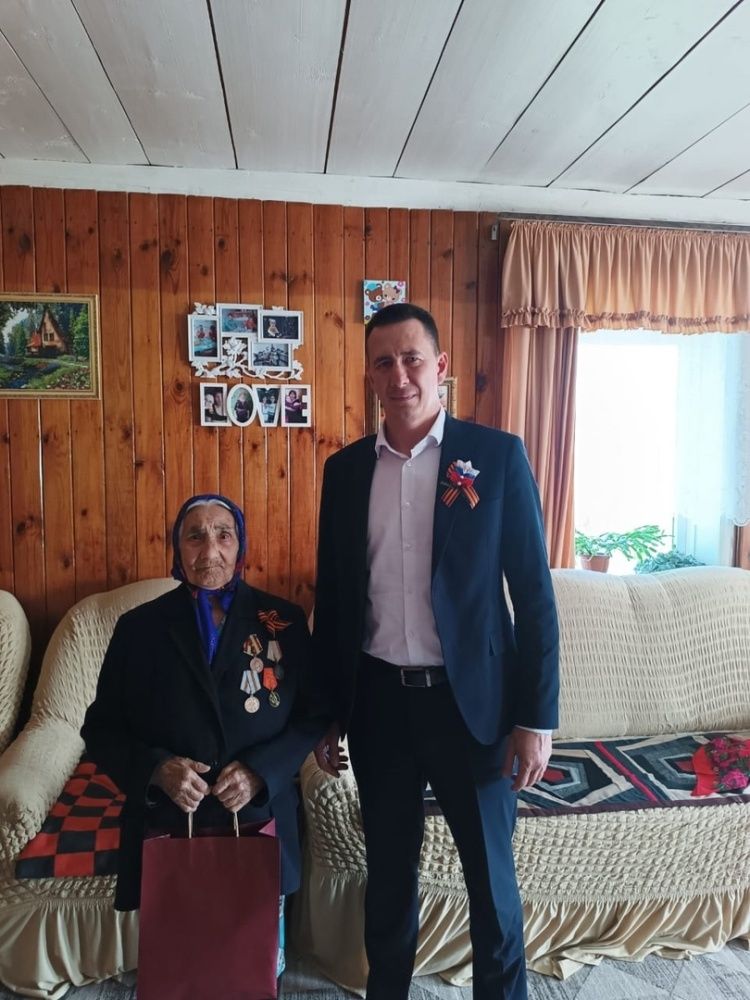 Главный врач поздравил ветерана Великой Отечественной войны с 80-й годовщиной Победы